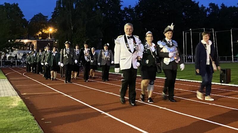 Bei der traditionellen Zeremonie zum Großen Zapfenstreich in Altkloster schreiten der Präsident, der König mit der Königin und die Bürgermeisterin in der ersten Reihe (Foto aus 2023). Der Verein diskutiert darüber, die Damenkönigin in die erste Reihe zu befördern.