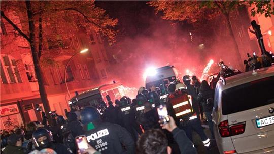 Bei der verbotenen Demonstration in Neukölln wird Pyrotechnik abgebrannt.Fotograf
