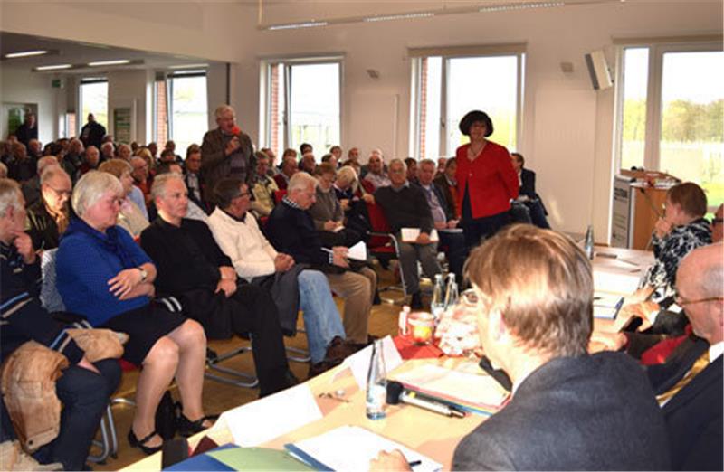 Bei der von Petra Tiemann moderierten Podiumsdiskussion im Obstbauzentrum Esteburg in Moorende stellen sich die Podiumsteilnehmer vielen kritischen Nachfragen.
