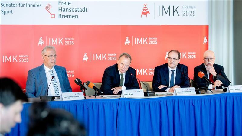 Bei der zurückliegenden Innenministerkonferenz in Bremerhaven saß Alexander Dobrindt (CSU) als neuer Bundesinnenministerium erstmalig mit am Tisch. (Archivfoto)