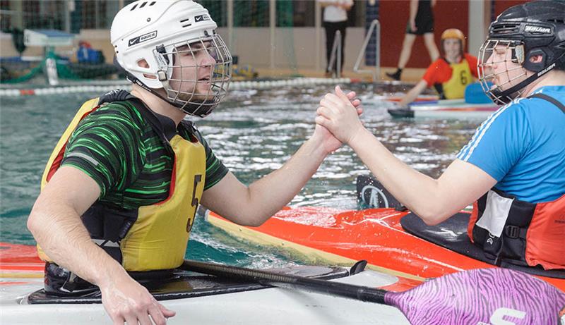Buxtehuder Kanupolo-Teams setzen sich gegen Favoriten durch Bei der zweiten Turnierauflage ging es trotz des spielerischen Ehrgeizes familiär zu. Hier klatschen sich zwei Gegner ab.