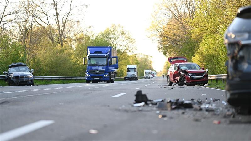 Bei diesem Auffahrunfall auf einer Bundesstraße sind gleich mehrere Autos beteiligt.