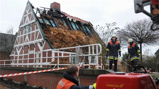 Bei diesem Brand eines Reetdachhauses in Neuenkirchen vor Jahren war wohl eine Rakete Schuld.