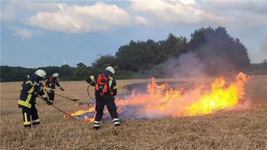 Bei diesem Einsatz auf einem Stoppelfeld handelt es sich zum Glück nur um eine Übung der Feuerwehr der Samtgemeinde Apensen.