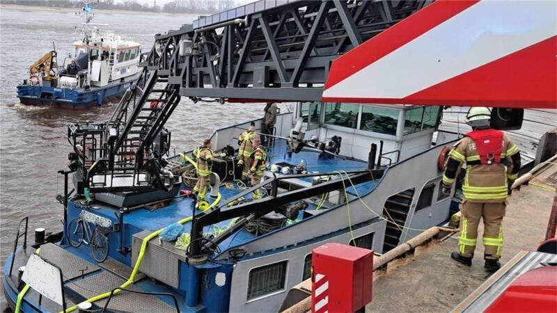 Bei diesem Einsatz im Braker Hafen zählte jede Minute. Das Binnenschiff drohte bereits zu sinken.