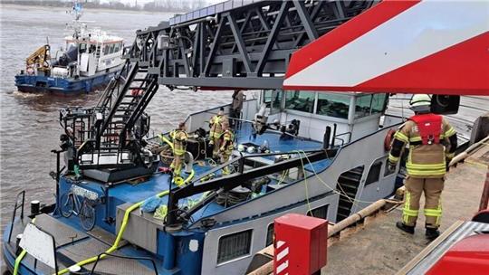 Bei diesem Einsatz im Braker Hafen zählte jede Minute. Das Binnenschiff drohte bereits zu sinken.
