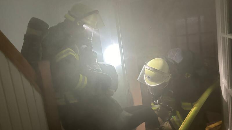 Hausbrand in Buxtehude - Feuerwehr übt den Ernstfall Bei diesem Übungseinsatz musste die Feuerwehr Personen aus einem verrauchten Haus retten.