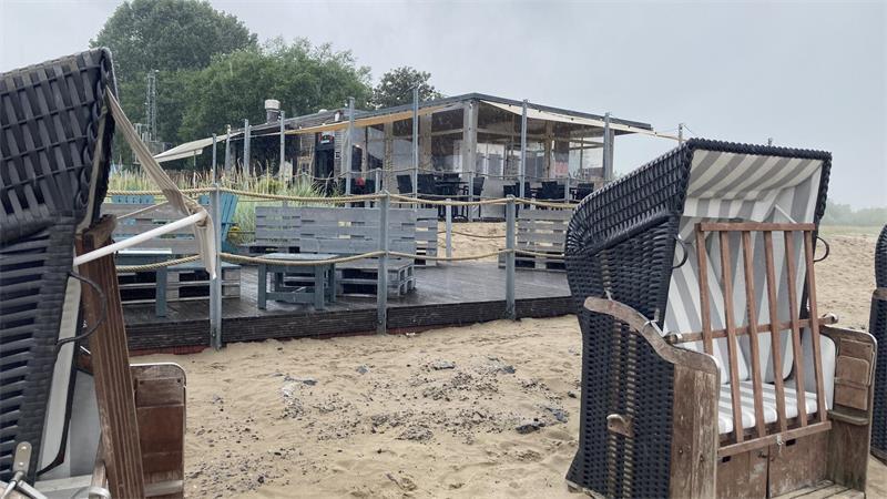 Strandlauf im Regen: Jonas Kötz und die Kunst des Lebens mit der Elbe Bei diesem Wetter bleiben die Strandkörbe zu.
