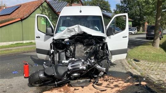 Bei diesem Zusammenstoß zwischen einem Transporter und einem Motorrad kam der Kradfahrer ums Leben.