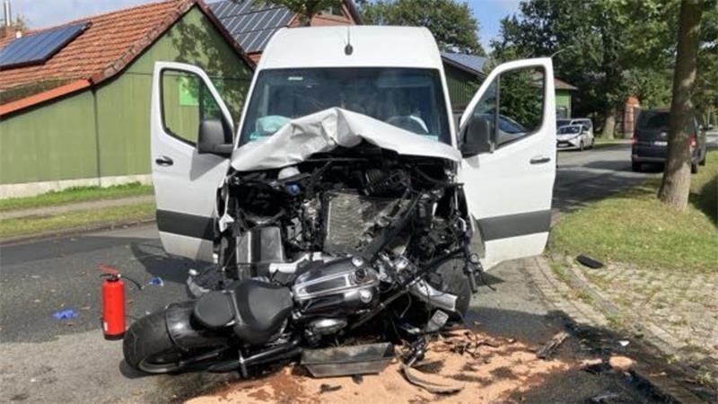Bei diesem Zusammenstoß zwischen einem Transporter und einem Motorrad in Ahlerstedt kam der Kradfahrer ums Leben.