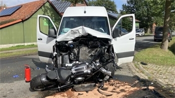 Bei diesem Zusammenstoß zwischen einem Transporter und einem Motorrad in Ahlerstedt kam der Kradfahrer ums Leben.