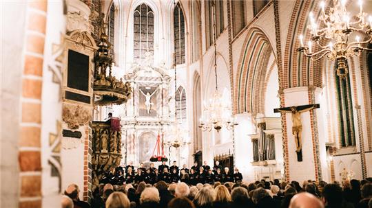 Bei diesem adventlichen Konzert des Kammerchors ist das Publikum in St. Petri eingeladen in die bekannten Weihnachtslieder mit einzustimmen.