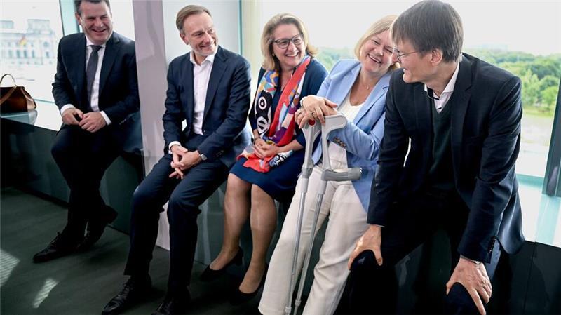 Bemessungsgrenze für Sozialversicherungsbeiträge 2025 offen Bei dieser Sitzung des Bundeskabinetts im Juni waren die atmosphärischen Störungen in der Koalition wohl noch nicht so groß wie heute. (Archivbild)