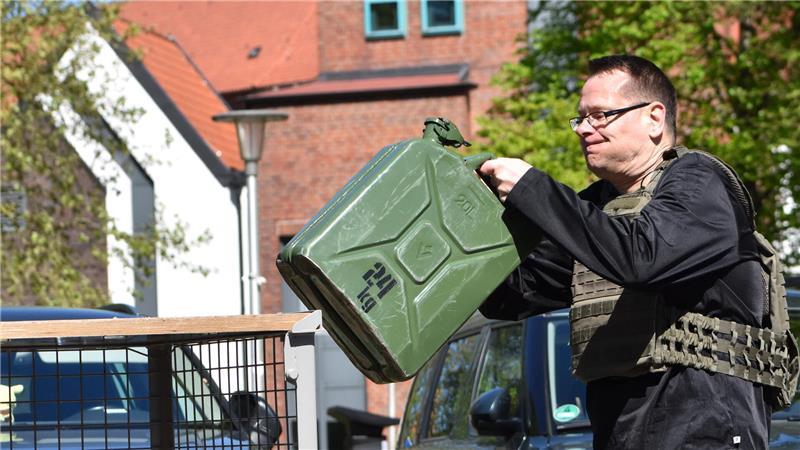 Wie fit muss ein Soldat sein? TAGEBLATT-Redakteur macht in Buxtehude den Test Bei dieser Übung muss der Bewerber eine Splitterschutzweset tragen und einen 24 Kilo schweren Kanister möglichst schnell fünf Mal hintereinander auf eine 1,30 Meter hohe Ladefläche abstellen und wieder herunter nehmen.