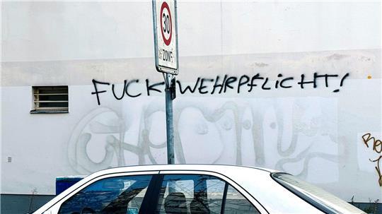 Bei drei Demonstrationen gegen die Wehrpflicht in Hamburg erwarten die Veranstalter nach Polizeiangaben rund 1.700 Teilnehmerinnen und Teilnehmer. (Symbolbild)