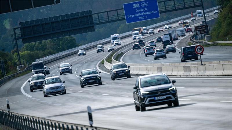 A26-Ärger: Lichthupe für Schleicher? – Das ist wirklich erlaubt Bei drei Spuren: Je langsamer Autos in der Mitte fahren, die normalerweise auch rechts fahren könnten, umso häufiger kann dies Nachfolgende zu starkem Abbremsen zwingen.