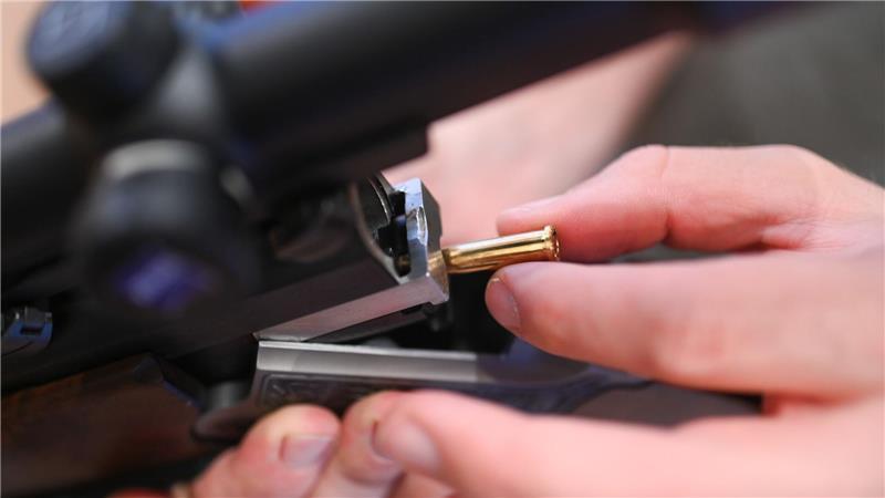 Waffen und Sprengstoff? Polizeirazzia bei AfD-Politiker Bei einem 60-jährigen Mann in Lübtheen hat die Polizei nach eigenen Angaben Waffen und Sprengstoff sichergestellt. (Symbolbild)