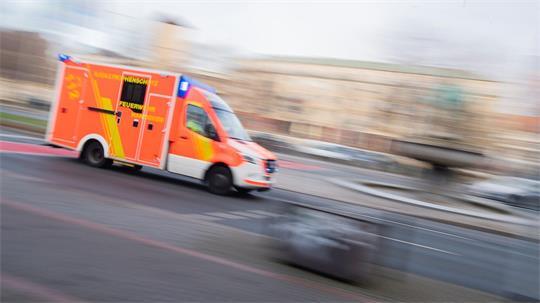 Bei einem Abbiegemanöver kommt es in Cuxhaven zu einer tödlichen Autokollision. (Symbolbild)