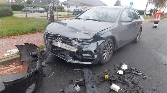 Bei einem Abbiegeunfall in Wanna wurden zwei Menschen verletzt.
