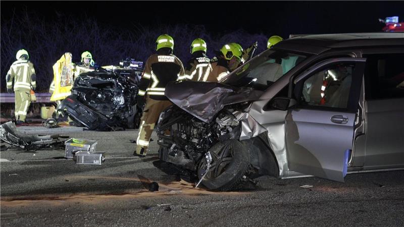 Bei einem Auffahrunfall an einer Ampel im Kreis Herzogtum Lauenburg ist eine junge Frau gestorben.