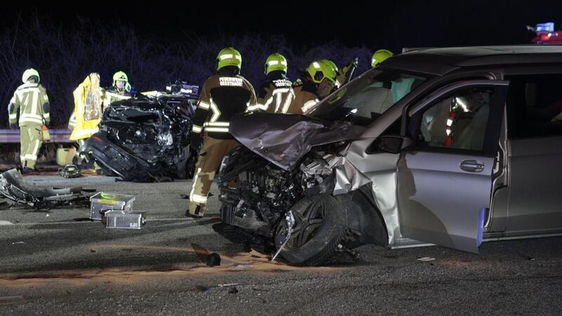 Bei einem Auffahrunfall an einer Ampel im Kreis Herzogtum Lauenburg ist eine junge Frau gestorben.