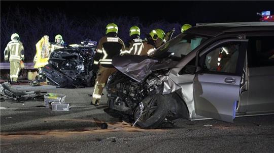 Bei einem Auffahrunfall an einer Ampel im Kreis Herzogtum Lauenburg ist eine junge Frau gestorben.