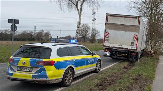 Bei einem Ausweichmanöver ist ein Lastwagen in der Samtgemeinde Fredenbeck verunglückt.