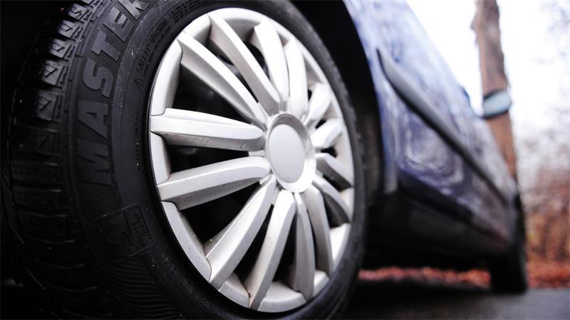 Bei einem Autorennen im Jahr 2022 ist eine Frau durch einen Autoreifen verletzt worden - nun ist der Rechtsstreit um Schadenersatz beendet. (Symbolbild)