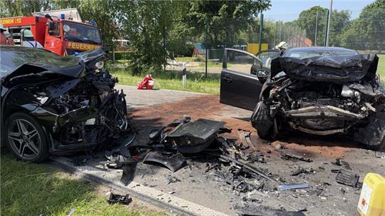 Bei einem Autounfall im Emsland ist ein Mann tödlich verletzt worden. Ein weiterer Autofahrer erlitt schwere Verletzungen.