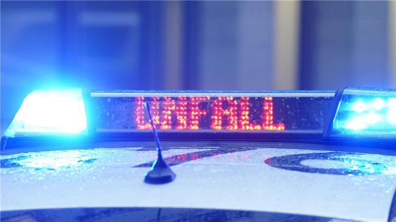 Bei einem Autounfall mit zwei Schwerverletzten entsteht ein hoher Sachschaden. (Symbolbild)