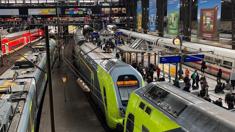 Unfall mit Bauzug - Chaos am Hamburger Hauptbahnhof Bei einem Bahnunglück am Hamburger Hauptbahnhof sind am Freitagnachmittag sechs Menschen verletzt worden.