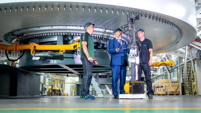 Bei einem Besuch in einer Produktionshalle Siemens Gamesa in Cuxhaven hat  Bundespräsident Frank-Walter Steinmeier verschiedene Arbeitsschritte bei der Fertigung von Maschinenhäusern für Windparks auf dem Meer kennengelernt. Er sprach mit Arbeitern und probierte einen elektrischen Schrauber an einem Generatorring aus.