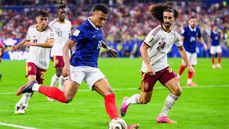 UEFA droht Infantino: WM-Boykott bei FIFA-Investorendeal Bei einem Boykott müsste die WM ohne Frankreichs Mbappé (l) und Spaniens Weltmeister Cucurella steigen. (Archivbild)