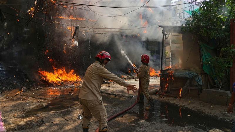 Bei einem Brand eines Gebäudes sind in Neu-Delhi zahlreiche Menschen gestorben.