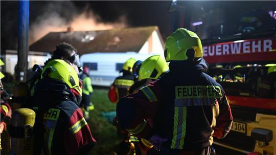 Bei einem Brand in Ostfriesland wurden vier Menschen verletzt. 