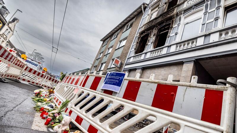 Bei einem Brand in einem Haus in Solingen sind vier Menschen ums Leben gekommen.