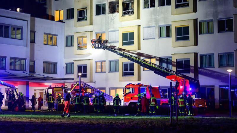 Feuer in Krankenhaus: Fünf Menschen sterben, viele Verletzte Bei einem Brand in einem Krankenhaus in der niedersächsischen Stadt Uelzen sind vier Menschen ums Leben gekommen.
