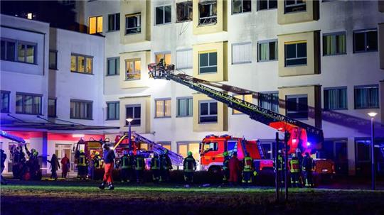 Bei einem Brand in einem Krankenhaus in der niedersächsischen Stadt Uelzen sind vier Menschen ums Leben gekommen.