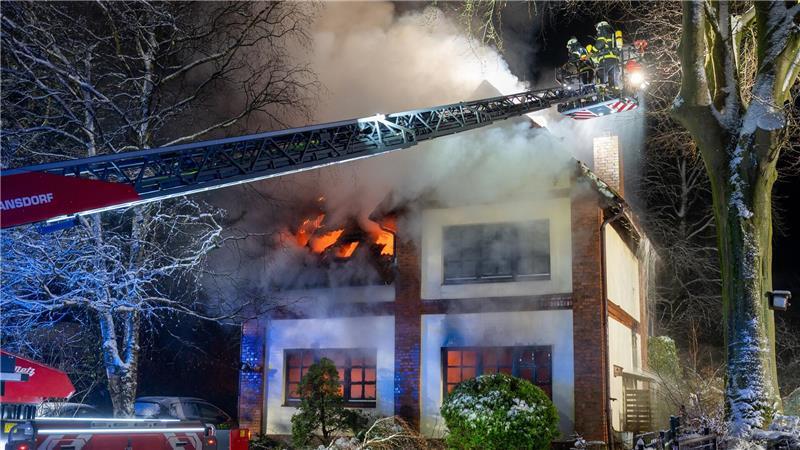 Bei einem Brand in einem Wohnhaus ist ein 72-jähriger gestorben.