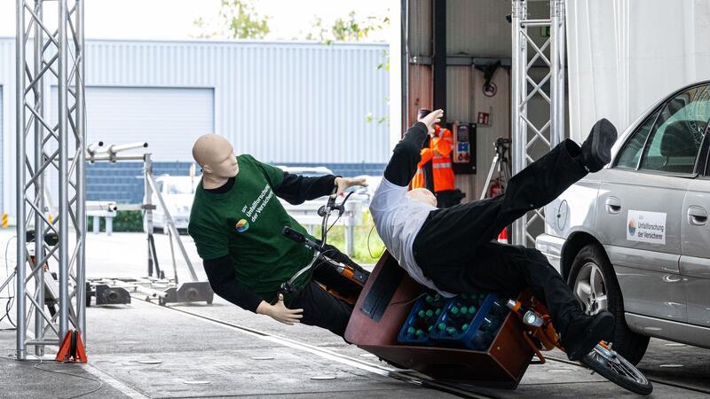 Unfallstudie: Schuld sind meist die Radfahrer Bei einem Crashtest stoßen ein Lastenfahrrad und ein Fußgänger zusammen.