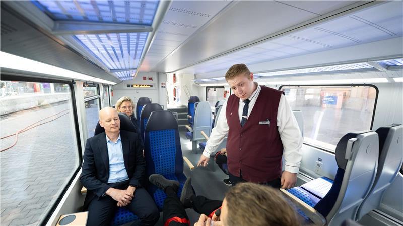 So will die Bahn für mehr Sicherheit sorgen Bei einem Deeskalationstraining lernen Mitarbeiterinnen und Mitarbeiter den richtigen Umgang mit gefährlichen Situationen. Harmen van Zijderveld (links) besuchte das Training.