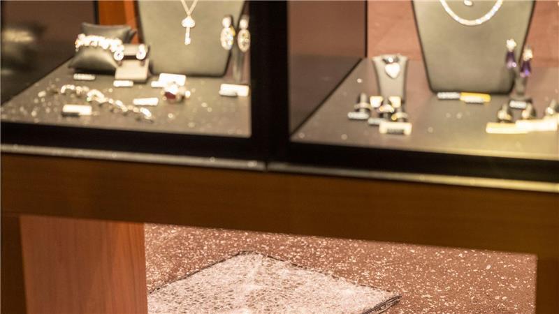 Bei einem Einbruch in ein Juweliergeschäft in Stuhr bei Bremen stahlen die Täter Schmuck. Inzwischen ist ein Verdächtiger in U-Haft. (Symbolbild)