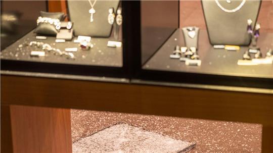Bei einem Einbruch in ein Juweliergeschäft in Stuhr bei Bremen stahlen die Täter Schmuck. Inzwischen ist ein Verdächtiger in U-Haft. (Symbolbild)