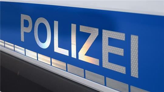 Bei einem Einmbruch in ein Einfamlienhaus stehen Unbekannte Schmuck, Uhren und Bargeld (Archivbild)