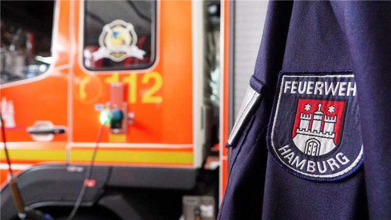 Bei einem Einsatz an einer defekten Fernwärmeleitung hat ein Hamburger Feuerwehrmann schwere Verbrühungen erlitten. (Symbolbild)