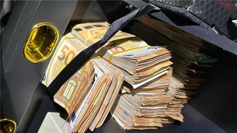 Bei einem Einsatz gegen Schwarzarbeit haben Ermittler auch größere Mengen Bargeld beschlagnahmt.