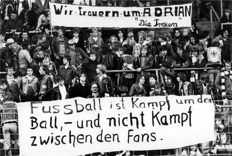 Von HSV-Hooligans tot geprügelt – Gedenken an Adrian Maleika Bei einem Europapokalspiel kurz nach dem Tod von Adrian Maleika im Oktober 1982 zeigten Bremer Fans ihre Anteilnahme. Foto: Schilling/dpa