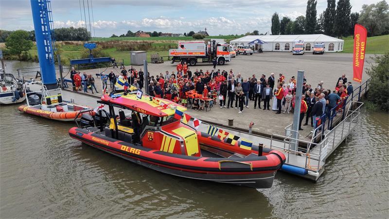 Bei einem Festakt im Gewerbepark Grünendeich wurden der neue Einsatzleitwagen 1 und das neue Motorrettungsboot „Föhr Wied“ offiziell übergeben.