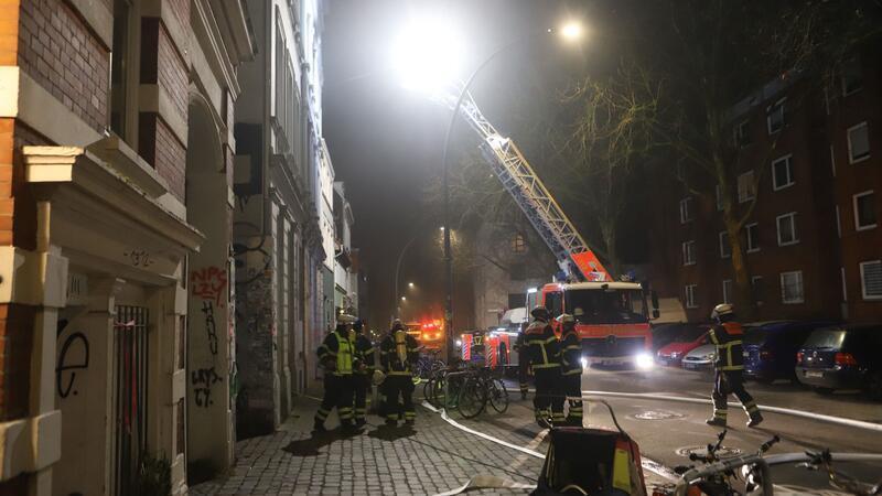 Bei einem Feuer in Hamburg-Altona wurden mehrere Menschen verletzt - eine Person wurde tot geborgen.