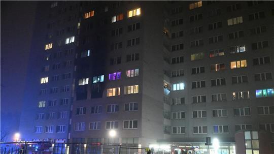 Bei einem Feuer in einem Hochhaus ist ein Kind gestorben.